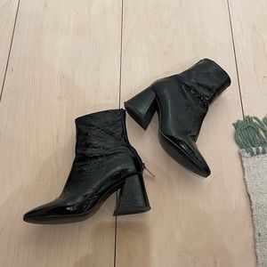 I’intervalle patent leather booties